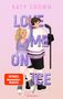 "Love Me on Ice" von Katy Crown. Illustration: Frau im lila Eiskunstlaufkleid, Mann im Hockey-Outfit.