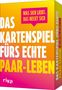 Ein Kartenspiel mit der Aufschrift: "Das Kartenspiel fürs echte Paar-Leben". Gelbe und pinke Farbgestaltung.