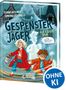Buchtitel: "GESPENSTERJÄGER", Untertitel: "AUF EISIGER SPUR". Illustration: Kind mit Wunderkerze, Person mit Eimer, Geisterhaus., Buch