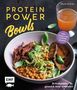 "Protein Power Bowls" von Martin Kintrup. Eine Schüssel mit Gemüse, Kichererbsen und ein Getränk im Hintergrund.
