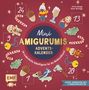 "Mini Amigurumis Adventskalender" steht groß in der Mitte. Es gibt gehäkelte Figuren und Zahlen auf rotem Hintergrund., Buch