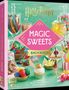 „Magic Sweets Backbuch“ steht auf einer pinken Tafel, umgeben von bunten, magischen Süßigkeiten., Buch