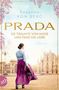 "Susanne von Berg. PRADA. Sie träumte von Mode und fand die Liebe. Roman." Eine Frau steht vor einem großen Gebäude., Buch