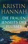 „Kristin Hannah, Die Frauen jenseits des Flusses, Roman“. Illustration: Ein Fluss im Sonnenuntergang, umgeben von Dschungel., Buch