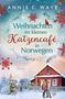 „Weihnachten im kleinen Katzencafé in Norwegen“ steht auf Schnee mit Häuschen, paar und Katze unter rotem Himmel., Buch