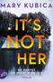 Text: "MARY KUBICA", "IT'S NOT HER", "DU KENNST SIE NICHT WIRKLICH", "THRILLER", Logo: "atb". 
Ein Steg führt auf einen dunklen See, im Hintergrund Wald., Buch