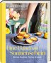 Tilly Pamment. „Eine Hand voll Sonnenschein: Kleine Kuchen, Tartes & mehr“. Hand greift nach kleinen Tartes auf blauem Tisch., Buch