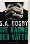 „S.A. Cosby, Die Rache der Väter“ steht in großen Buchstaben. Ein Mann mit gefalteten Händen ist im Hintergrund sichtbar., Buch
