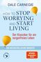 „HOW TO STOP WORRYING AND START LIVING“ von Dale Carnegie. Zwei gelbe Heißluftballons, blauer Himmel., Buch
