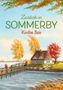 „Zurück in Sommerby“ von Kirsten Boie. Illustration eines Hauses am Wasser mit Bäumen, Menschen und Enten., Buch