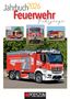 "Jahrbuch 2026: Feuerwehr Fahrzeuge." Drei Feuerwehrautos in verschiedenen Ansichten. Unten ein großes rotes Fahrzeug.
