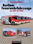 "Berliner Feuerwehrfahrzeuge von 2011 bis 2025" oben, große rote Feuerwehrfahrzeuge auf Pflastersteinen. PODSZUN unten.