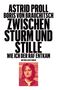 Titel: "ZWISCHEN STURM UND STILLE". Darunter ein Porträtfoto einer Person in Rot- und Beigetönen., Buch