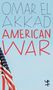 „OMAR EL AKKAD AMERICAN WAR“ in großen Buchstaben. Eine zerrissene US-Flagge weht links vor blauem Hintergrund., Buch