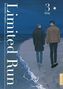 "Limited Run", "Ein eiskaltes Angebot", "3", "Eeej". Zwei Personen gehen nachts am Strand entlang, eine beleuchtete Küste., Buch