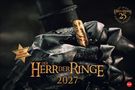 "Der Herr der Ringe 2027"; "Mit Poster". Ein goldener Ring mit Inschrift auf einer gepanzerten Hand. Logo oben rechts., Kalender