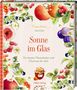 „Sonne im Glas“ in großer Schrift. Bunte Früchte und Beeren, darunter Marmeladenglas mit karo-kariertem Deckel., Buch