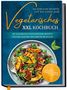 365 einfache Rezepte, Vegetarisches XXL Kochbuch, gesunde Ernährung. Teller mit gemischtem Salat, Kürbis, Nüssen., Buch