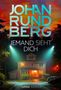 Text: "JOHAN RUNDBERG JEMAND SIEHT DICH" und "Lübbe ROMAN". Ein beleuchtetes Haus bei Nacht mit Laternen., Buch