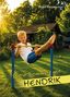 Text: "Mein Sommer mit HENDRIK" und "Bernd Krawutschke". Ein Junge spielt im Garten an einer bunten Reckstange., Buch