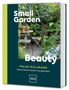 Text: "Small Garden Beauty", "FOLKO KULLMANN", "Kleine Gärten planen und gestalten", "GU". Ein grüner, dichter Garten mit Tisch und Stuhl., Buch
