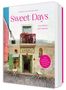 Buchtitel "Sweet Days", Untertitel "Vom Reisen und Naschen". Ein charmantes Café mit Blumen und grüner Tür., Buch