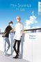 Titel: "MEIN SOMMER MIT DIR", Band 1. Zwei junge Männer lehnen an einem Geländer, halten Getränke, sonniger Himmel im Hintergrund., Buch