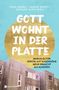Der Text "GOTT WOHNT IN DER PLATTE". Darunter ist ein Plattenbau vor blauem Hintergrund abgebildet., Buch