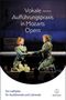 "Vokale Aufführungspraxis in Mozarts Opern" steht oben. Zwei Personen in fantastischen Kostümen auf der Bühne., Buch