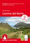 29 Etappen Küstenweg Irun-Kompostela, Jakobsweg Camino del Norte. Bild zeigt Berglandschaft mit Meerblick., Buch