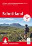 63 Wanderungen in Schottland. QR-Code darunter. Eine Frau wandert durch grüne Hügel und Berge im Hintergrund., Buch