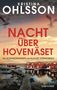 "NACHT ÜBER HOVENÄSET" von Kristina Ohlsson. Küstenlandschaft mit roten Häusern, Seevögel im Himmel, Sonnenuntergang., Buch