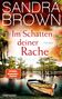 „SANDRA BROWN. Im Schatten deiner Rache. Thriller. SPIEGEL Bestseller-Autorin.“ Ein Boot im See, umgeben von Bäumen., Buch