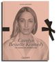 Text: "Carolyn Bessette Kennedy: The Queen of Minimalism." Bild einer stilvollen, lächelnden Frau auf rosa Hintergrund., Buch