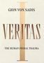 Text: "Gion von Sadis", "VERITAS", "The Human Primal Trauma". Großes goldenes I im Hintergrund. Cremefarbener Hintergrund., Buch