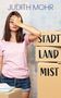 Text: "JUDITH MOHR", "STADT LAND MIST". Frau in rosa Shirt, hält Hand vor das Gesicht, steht neben Kartons., Buch