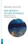 "DER MENSCH AN DER SCHWELLE. Biografische Krisen und Entwicklungsmöglichkeiten." Abstrakte, blaue Illustration darunter., Buch