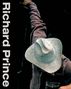 Links steht "Richard Prince". Eine Person trägt einen Cowboyhut und hebt einen Arm. Der Hintergrund ist dunkel.