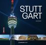 "STUTTGART" in großen Buchstaben. Sicht auf einen Fernsehturm vor einem orange-violetten Himmel. Unten Sehenswürdigkeiten., Buch