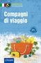 "Compagni di viaggio", Sprachwelten, 4 Kurzgeschichten. Orange Tasche mit Sommerutensilien und Kamera vor blauem Hintergrund., Buch