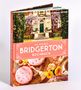 „Das offizielle Bridgerton Kochbuch“, Fotos von einem eleganten Gebäude und opulenten rosa Desserts mit Rosen., Buch