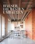 Titel: "HÄUSER. DIE BESTEN UMBAUTEN". Moderne Küche mit Holz- und Backsteinakzenten, minimalistisches Design, Prestel-Verlag., Buch
