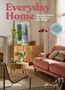 "Everyday Home", "Bewusst wohnen im Rhythmus des Alltags", beige Wohnzimmer, rosa Sofa, Holzmöbel, Pflanzen, Lampen., Buch