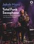 "Total Funk Saxophone", 7 funkige Stücke für Altsaxophon, von Jakob Manz; Musiker spielt Saxophon auf einer Bühne, lebendige Lichter.