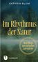 „Im Rhythmus der Natur“ von Kathrin Blum, darunter „Neue Wege zum Keltischen Jahreskreis“. Hintergrund: Wald bei Nebel., Buch