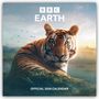 Text oben: "BBC EARTH". Unten: "OFFICIAL 2026 CALENDAR". Ein Tiger in einer Landschaft bei Sonnenaufgang. Logo-Stil., Kalender