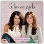 "Gilmore girls" und "OFFICIAL 2027 CALENDAR". Zwei Personen, lächelnd, vor einer rosa Backsteinwand., Kalender