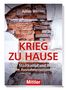 „Julian Werner“, „URBAN WARFARE“, „Krieg zu Hause“, „Mittler“. Ziegelmauer mit bröckelndem Putz.