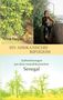 „Nina Nayan, EIN AFRIKANISCHES REFUGIUM, Aufzeichnungen aus dem westafrikanischen Senegal.“ Oben: eine Frau unter Dusche, unten: Bäume., Buch