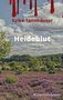 Text: "Sylke Tannhäuser", "Heideblut", "Kriminalroman". 

Hintergrund: Heidelandschaft unter wolkigem Himmel mit blutroten Tropfen am oberen Rand., Buch